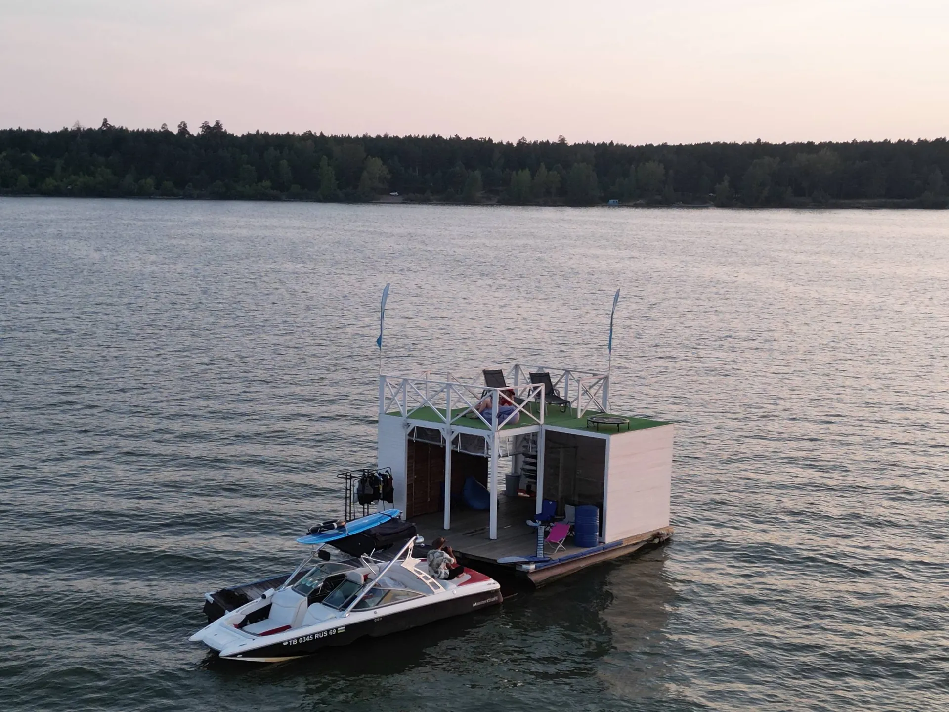 Плавучая база WakeSpot на воде