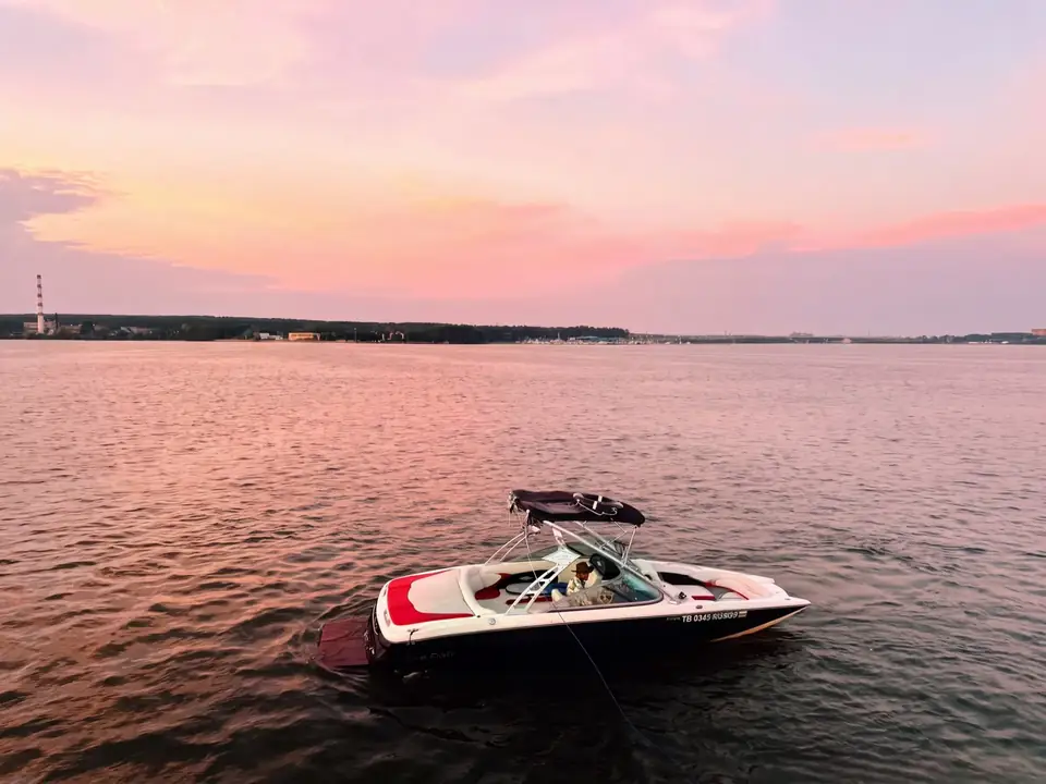 Катер WakeSpot на спокойной воде Обского моря
