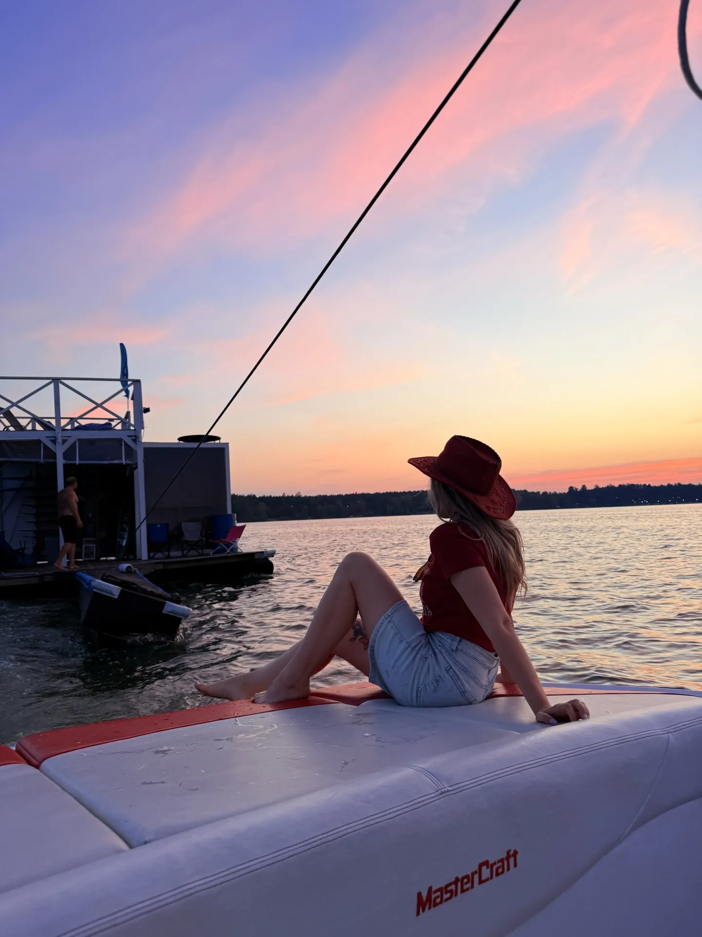 Вейксёрфер на волне катера WakeSpot